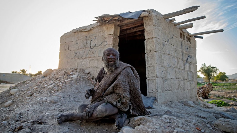 Iran: Preminuo čovek koji se nije kupao pola veka u 94. godini 1 Amou Haji (uncle Haji) sits in front of an open brick shack that the villagers constructed for him, on the outskirts of the village of Dezhgah in the Dehram district of the southwestern Iranian Fars province, on December 28, 2018.