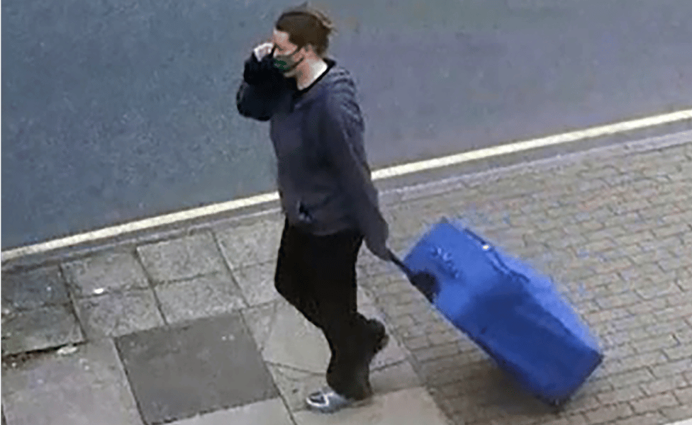 Ubistvo i Velika Britanija: Žena koja je obezglavila prijateljicu osuđena na doživotnu robiju 6 Jemma Mitchell pulling a blue suitcase through the streets of London