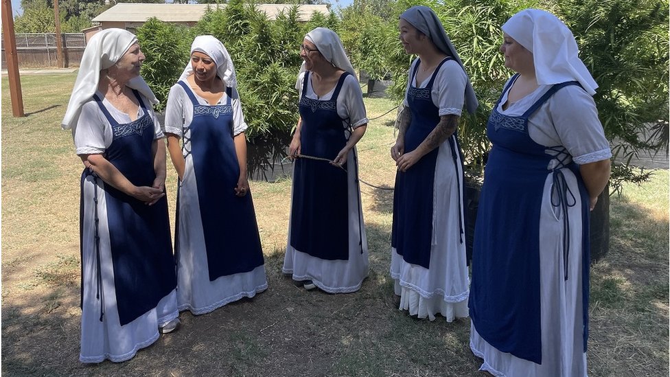 Amerika i droge: Molitva za profit - časne sestre koje uzgajaju kanabis u Kaliforniji 1 Sisters of the Valley members talk in front of cannabis plants