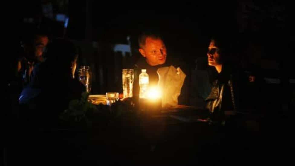 Stanovnici Kijeva sa svećama zbog nestanka struje