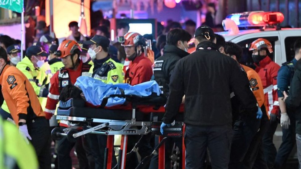 Tragedija i Južna Koreja: Haos uoči Noći veštica - dvoje mrtvih u stampedu u Seulu 1 Emergency services taking away person on stretcher