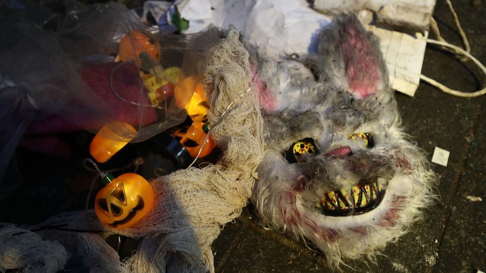 Noć veštica, Južna Koreja i tragedija: Više od 150 mrtvih u metežu, šok i bes u Južnoj Koreji 4 Halloween party items left by victims, 30 Oct 22