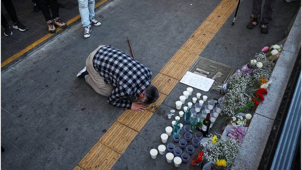 Noć veštica, Južna Koreja i tragedija: Više od 150 mrtvih u metežu, šok i bes u Južnoj Koreji 6 A person pays tribute near the scene of the stampede during Halloween festivities, in Seoul