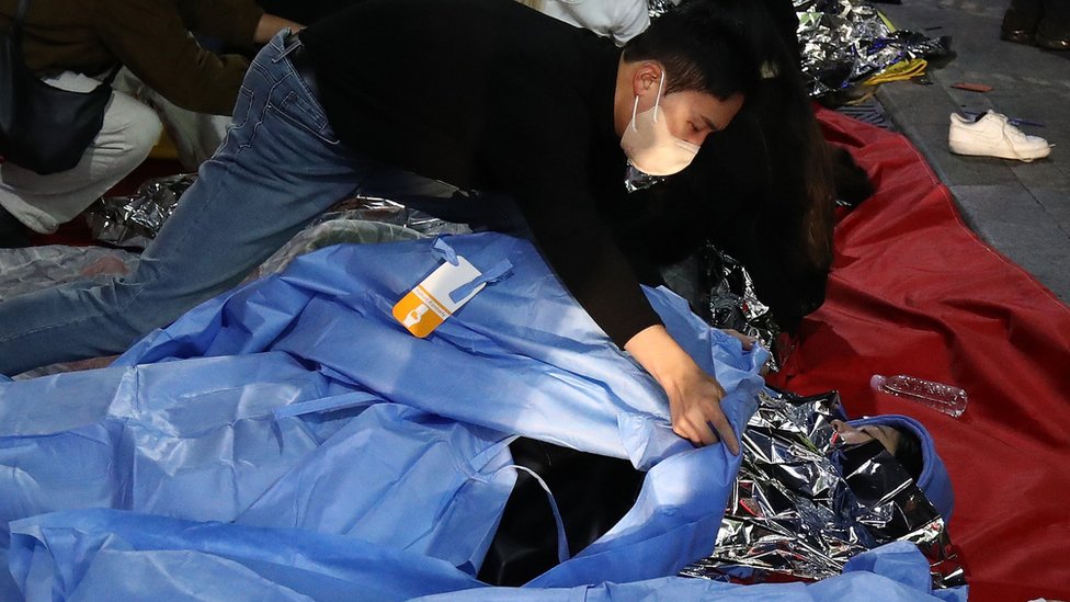 Tragedija u Južnoj Koreji na proslavi Noći veštica: „Bio sam zaglavljen na simsu i gledao kako ljudi umiru“ 2 Emergency services treat injured people after a stampede on October 30, 2022 in Seoul, South Korea. At least 50 people were reported to be receiving CPR after suffering from cardiac arrest in Seoul's Itaewon area as huge crowds of people stampeded at Halloween parties, according to authorities. (