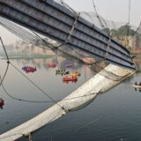 Indija i nesreća: Srušio se most na zapadu zemlje, poginulo više od 140 ljudi 6