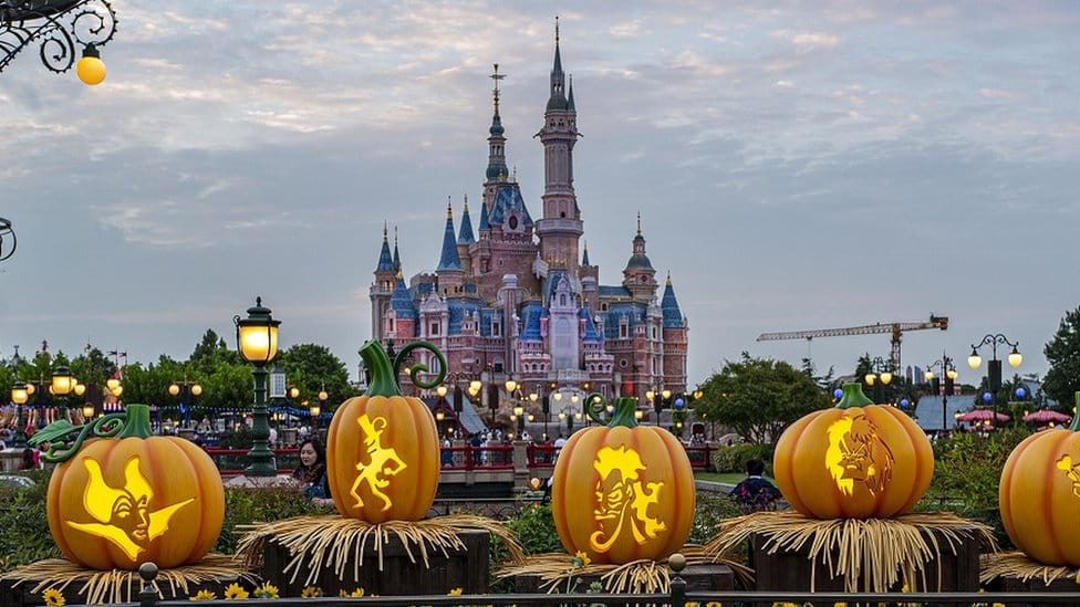 Kina i korona virus: Posetioci zarobljeni u šangajskom Diznilendu zbog slučajeva infekcija 1 Shanghai Disney ahead of Halloween