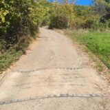 Kako su meštani sela kraj Niša "okrpili" rupe na putu: Gurnuli su ih pod tepih 8