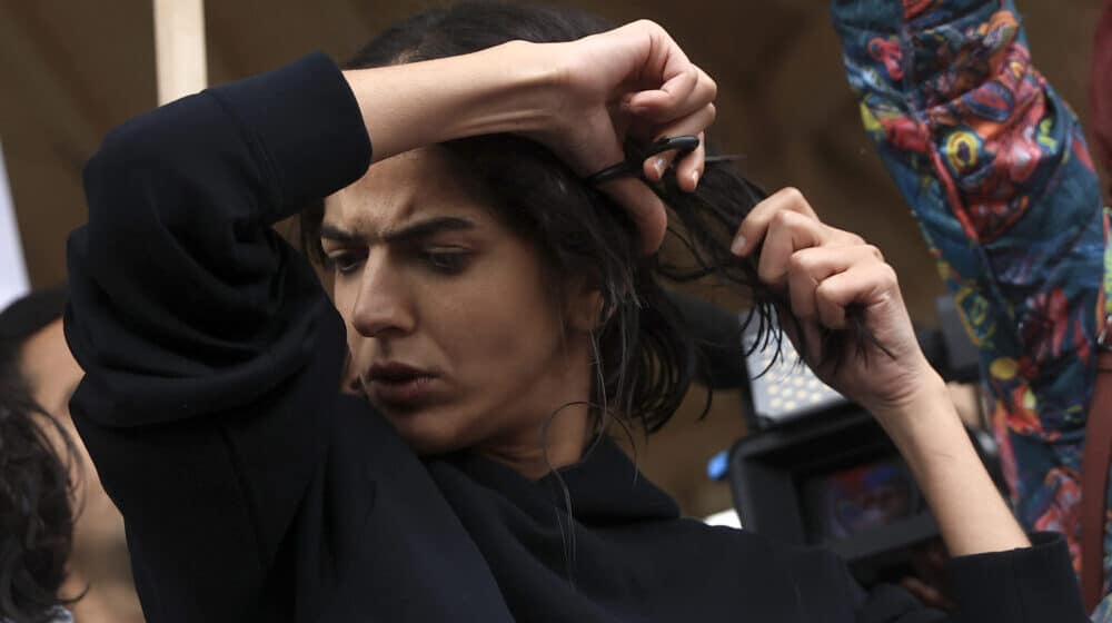 Evroposlanica odsekla sebi pramen kose u znak podrške ženama Irana 1