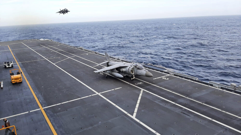 Američki razarač oborio rakete i dronove na Crvenom moru 1