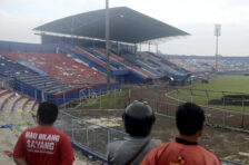 Neredi na utakmici u Indoneziji: Navijači upali na teren, poginule 174 osobe (FOTO) 12