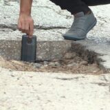 U Nišu kraj rupa na ulicama osvanuli natpisi "SNS ofrlje" 6