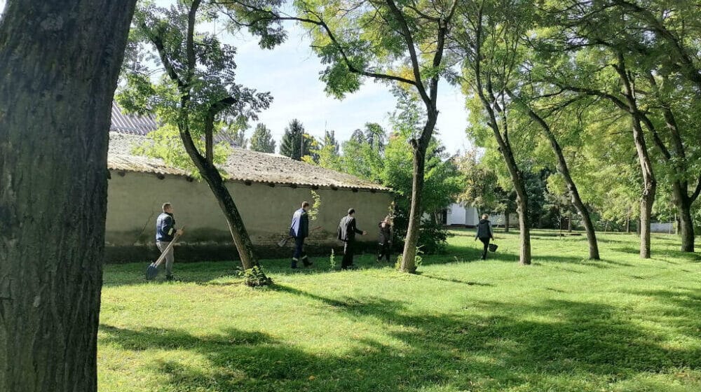 U Banatskom Velikom Selu uređenju parka pomagali vatrogasci 1
