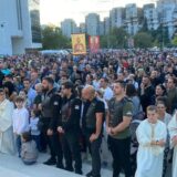 (VIDEO) Došli i "Noćni vukovi", bivši premijer Krivokapić, bivši šef ANB Vukšić: Moleban SPC "za svetinju braka" ispred hrama u Podgorici 9