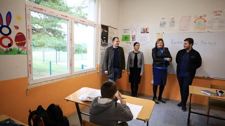 Kragujevac: Zamenjena stolarija u školi u Resniku 1