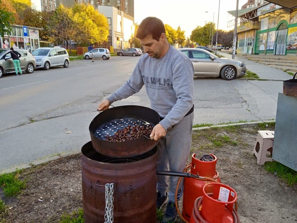 “Ko jako voli, njemu nije dosta ni litar”: Pekli smo kestenje na ulici sa Subotičaninom koji nam je otkrio datum kada je najbolja prodaja 2