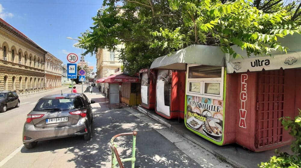 Uklonjen crveni K67 pop kiosk pored Malog mosta u Zrenjaninu 1