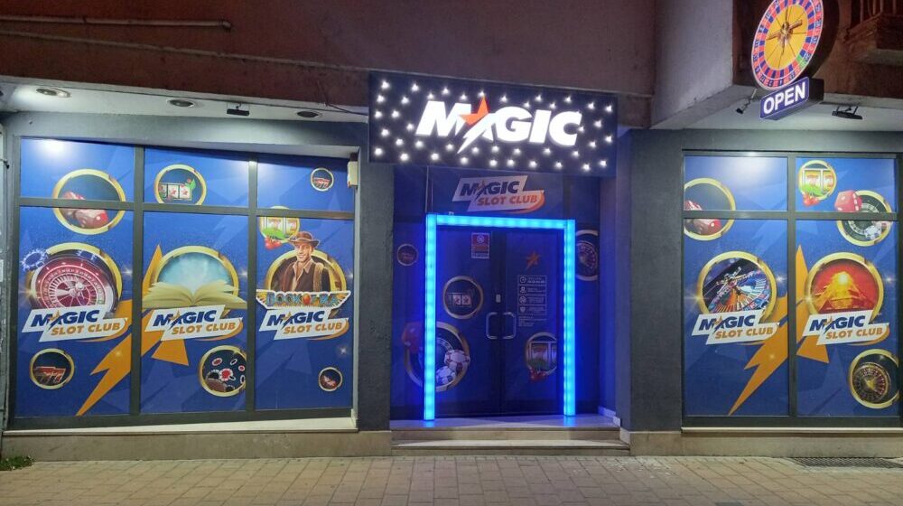 Iz APV traže da vlast prekine da zamajava građane: Plaše ih restrikcijama struje, a tržni centri rasipaju enegiju 1