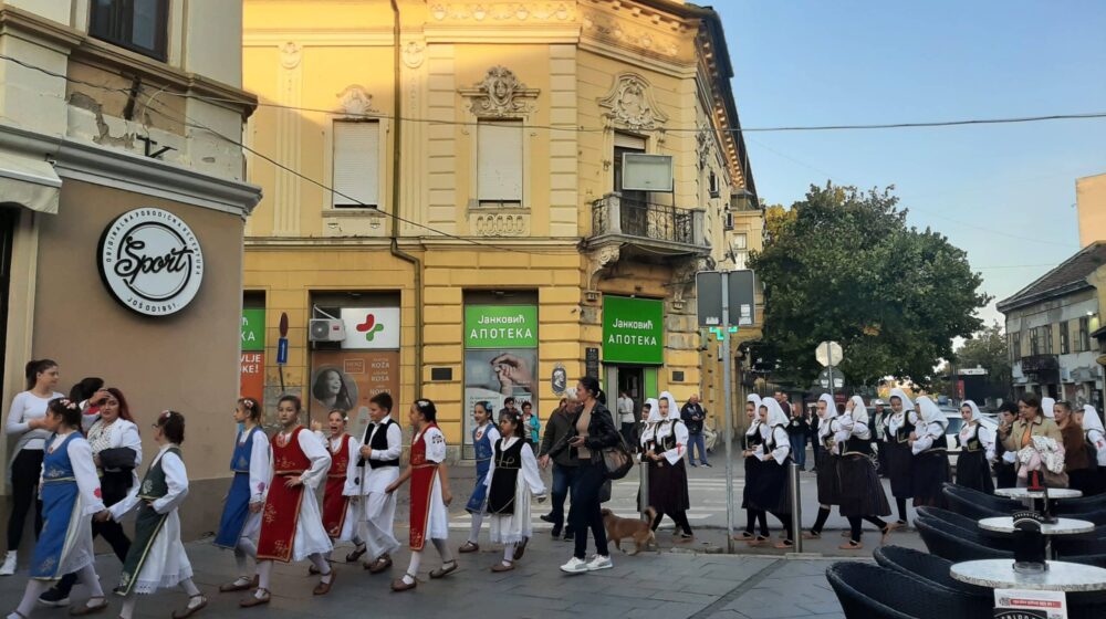 Folkloraši ukrasili gradski trg u Zrenjaninu 1
