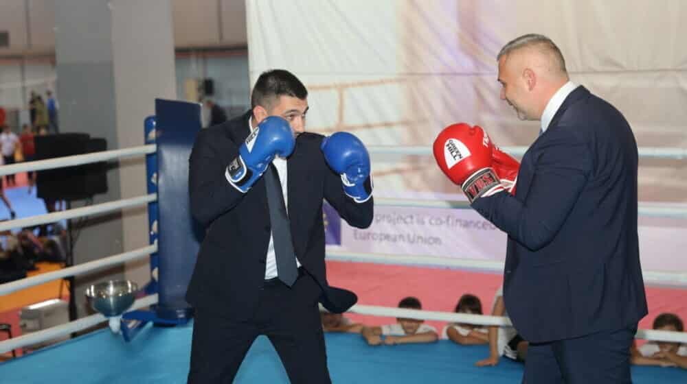 Počeo Sajam sporta u Novom Sadu: Funkcioneri ukrstili bokserske rukavice 1