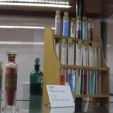 "Kroz prizmu hemije": Izložba posvećena staklu na Hemijskom fakultetu u Beogradu 15