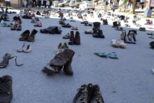 Uličnim performansom "Raskršće" simbolično ilustrovani odlasci ljudi iz Bosilegrada 3