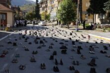 Uličnim performansom "Raskršće" simbolično ilustrovani odlasci ljudi iz Bosilegrada 4