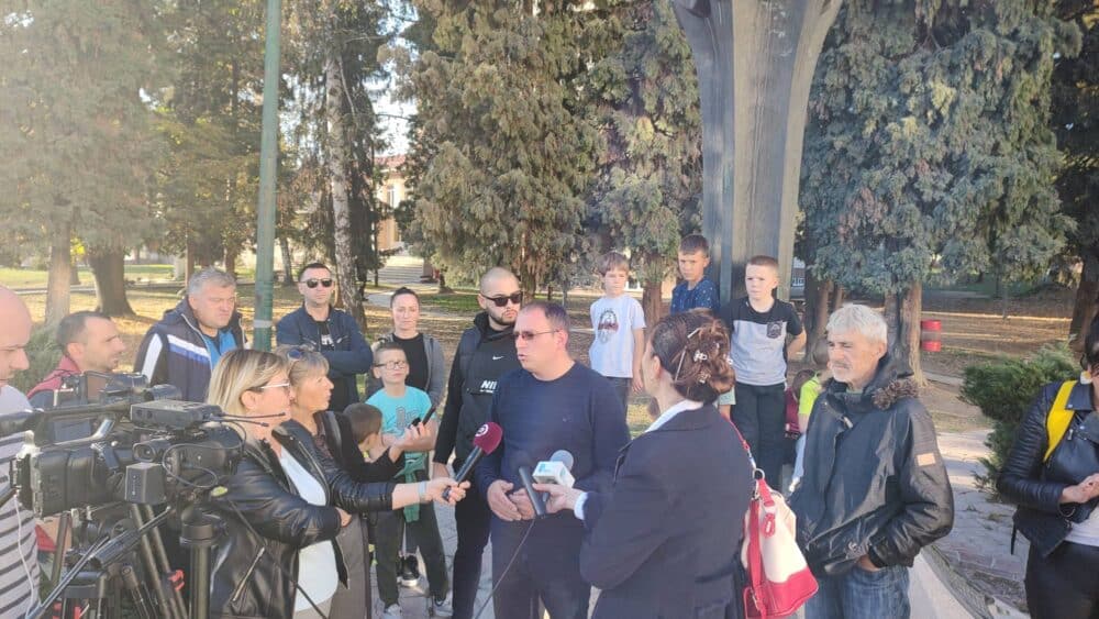 Protest u Sevojnu zbog sportske sale: Vlada i ministarstva nas se sete samo za vreme izbora 2 Protest u Sevojnu zbog sportske sale: Vlada i ministarstva nas se sete samo za vreme izbora 2