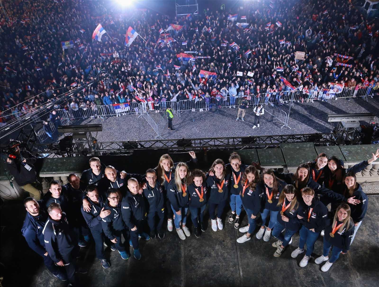 Doček svetskih šampionki u odbojci: MVP Tijana Bošković obećala evropsku titulu, a selektor Santareli da će bolje govoriti srpski 2