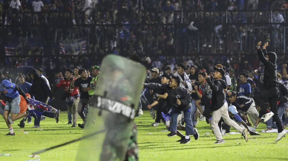 Neredi na utakmici u Indoneziji: Navijači upali na teren, poginule 174 osobe (FOTO) 1