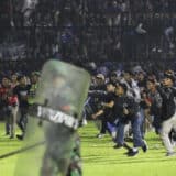 Neredi na utakmici u Indoneziji: Navijači upali na teren, poginule 174 osobe (FOTO) 2