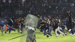 Indonesia Soccer Deaths Neredi na utakmici u Indoneziji: Navijači upali na teren, poginule 174 osobe (FOTO) 11