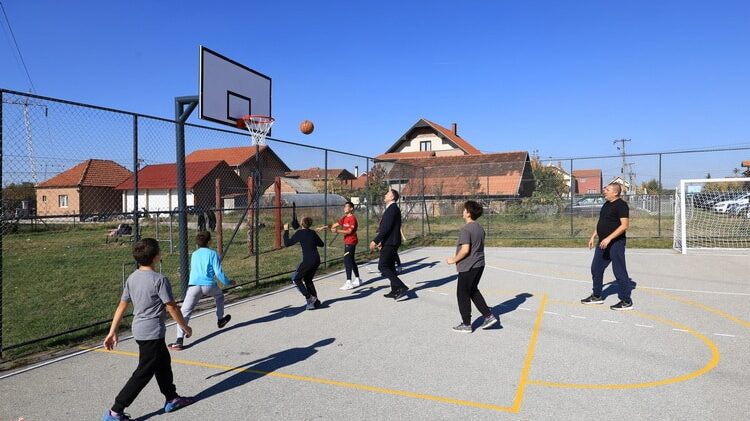 Renoviran teren za male sportove u naselju Višnjak u Kragujevcu 1