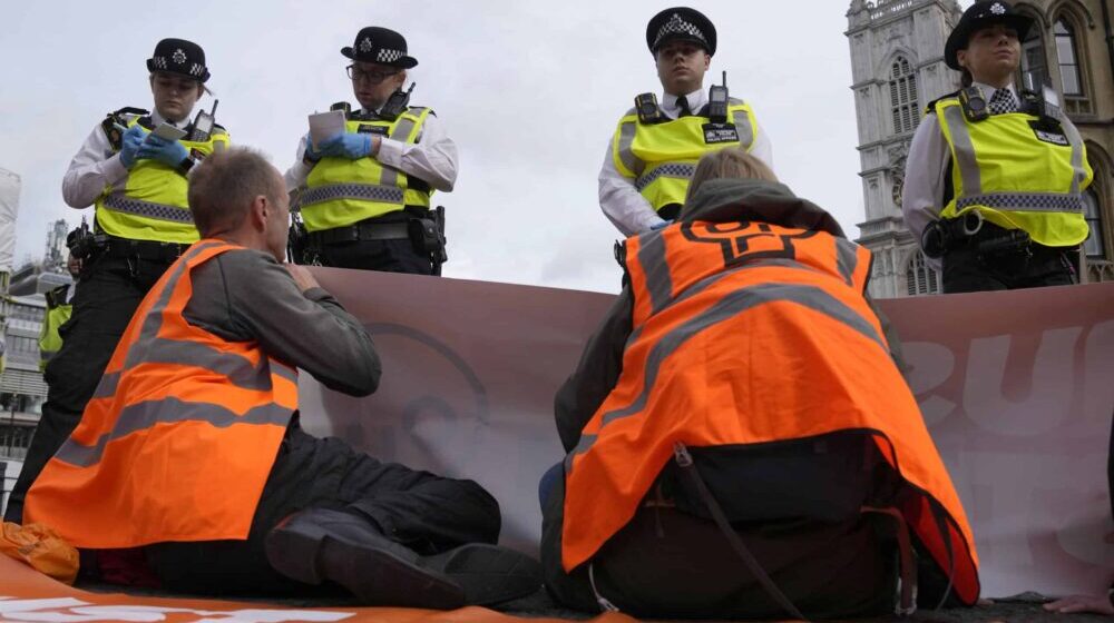 Britanski protivnici korišćenja nafte blokirali saobraćaj na mostu kod Londona 1