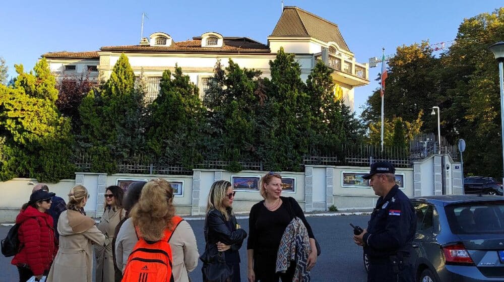Ispred iranske ambasade u Beogradu održan protest podrške ženama u Iranu 1
