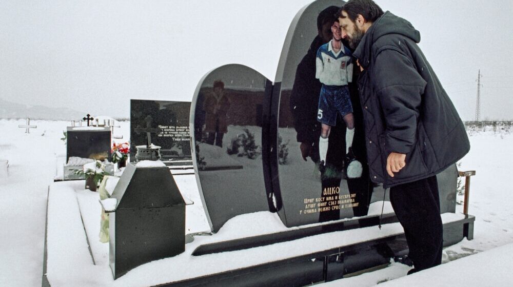 Samo da rata opet ne bude, izložba antiratnih fotografija Nebojše Rausa u kragujevačkom Domu omladine 1