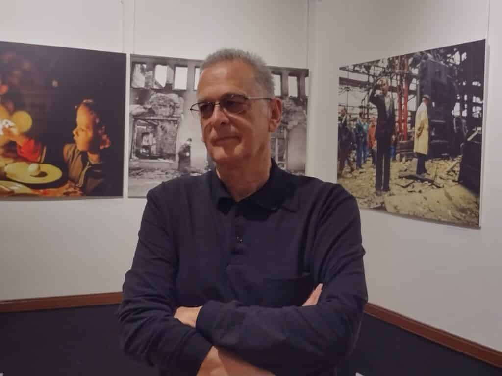 Samo da rata opet ne bude, izložba antiratnih fotografija Nebojše Rausa u kragujevačkom Domu omladine 2 Samo da rata opet ne bude, izložba antiratnih fotografija Nebojše Rausa u kragujevačkom Domu omladine 2