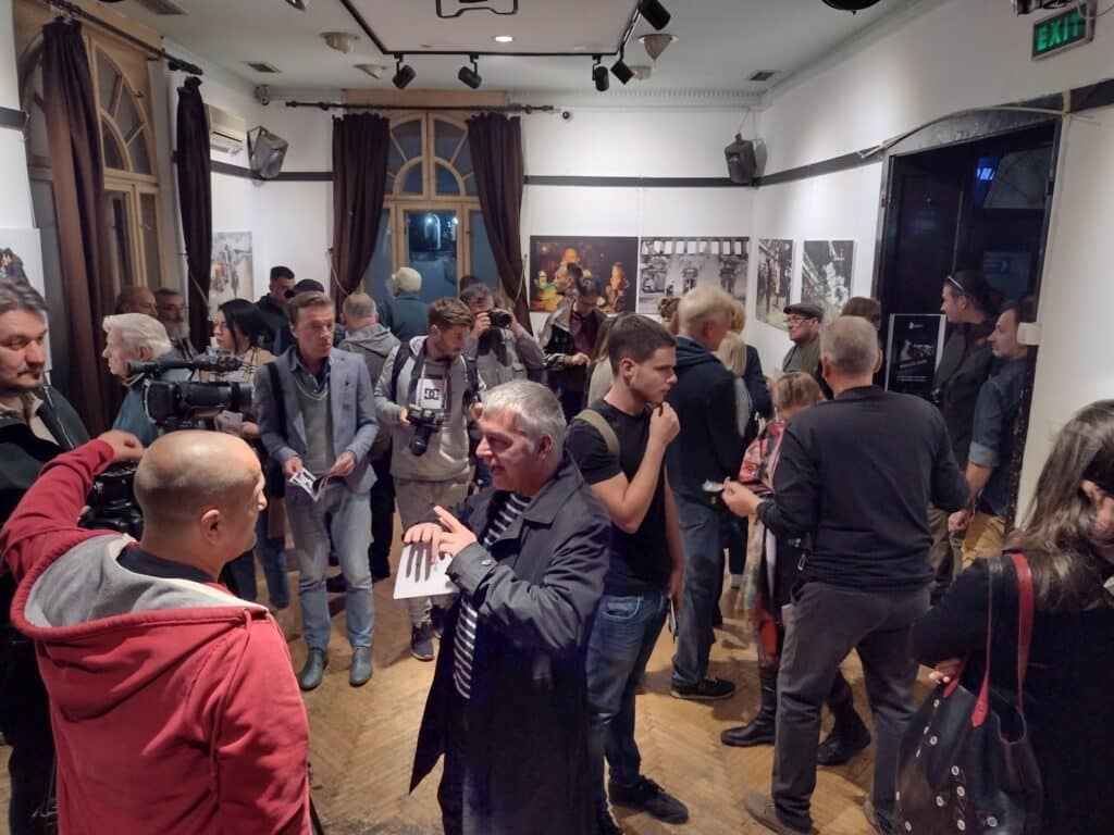 Samo da rata opet ne bude, izložba antiratnih fotografija Nebojše Rausa u kragujevačkom Domu omladine 4 Samo da rata opet ne bude, izložba antiratnih fotografija Nebojše Rausa u kragujevačkom Domu omladine 4