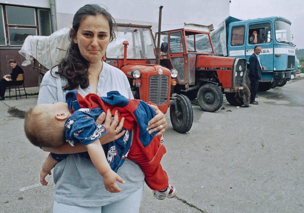 Samo da rata opet ne bude, izložba antiratnih fotografija Nebojše Rausa u kragujevačkom Domu omladine 5 Samo da rata opet ne bude, izložba antiratnih fotografija Nebojše Rausa u kragujevačkom Domu omladine 13