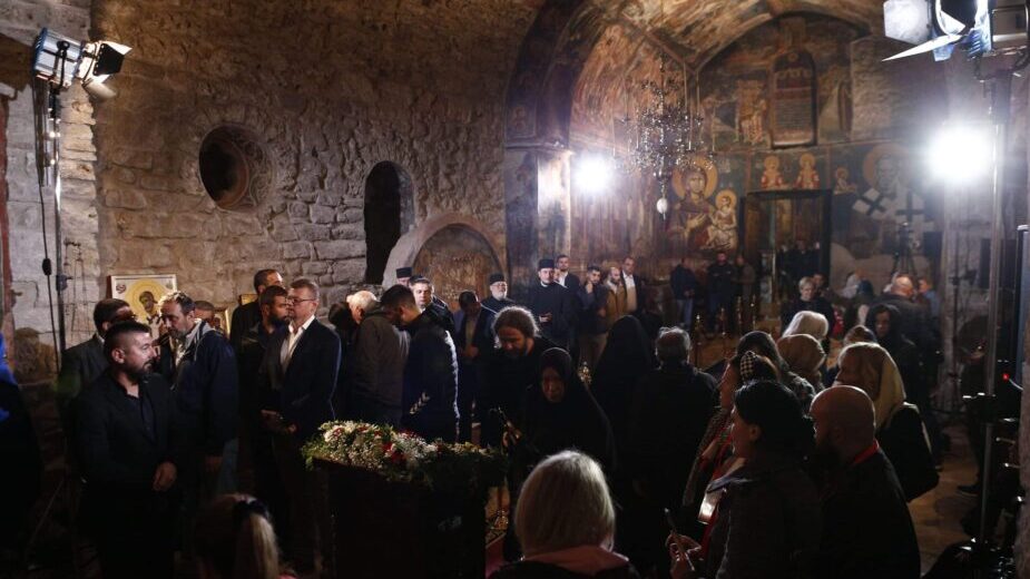 Ustoličen patrijarh Porfirije u Pećkoj patrijaršiji (FOTO/VIDEO) 2 Ustoličen patrijarh Porfirije u Pećkoj patrijaršiji (FOTO/VIDEO) 6
