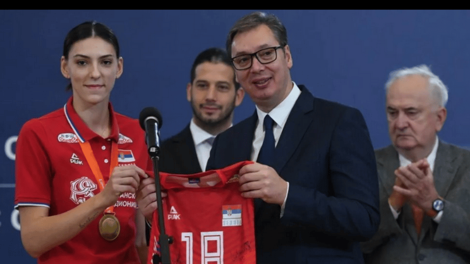 Vučić održao prijem za odbojkašice Srbije koje su osvojile zlatnu medalju, najavio da će im država u toku dana uplatiti novac 1