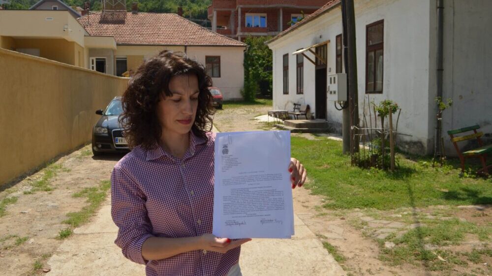 Novinarka Dragana Cvetković, umesto odgovora ko je falsifikovao potpis njenog oca iz Vranjske Banje, u Predsedništvu dobila privođenje i policijsku pratnju do psihijatra 1