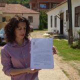 Novinarka Dragana Cvetković, umesto odgovora ko je falsifikovao potpis njenog oca iz Vranjske Banje, u Predsedništvu dobila privođenje i policijsku pratnju do psihijatra 1