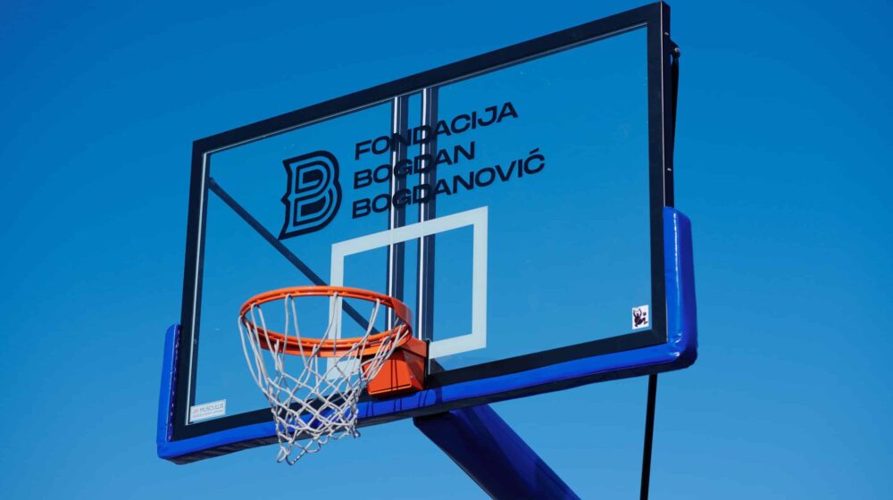 Fondacija „Bogdan Bogdanović“ obnovila košarkaški teren u OŠ „Pavle Savić“ 1