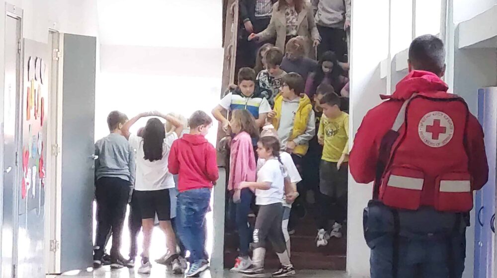 Kako je izgledala vežba evakuacije u slučaju zemljotresa u OŠ "Svetozar Marković" u Beogradu (FOTO) 1