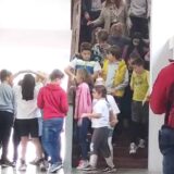 Kako je izgledala vežba evakuacije u slučaju zemljotresa u OŠ "Svetozar Marković" u Beogradu (FOTO) 10