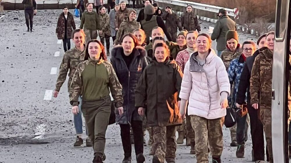 Suze, pesma i osmesi: Ukrajinske vojnikinje marširaju ka slobodi posle najveće razmene zarobljenika (VIDEO) 1