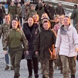 Suze, pesma i osmesi: Ukrajinske vojnikinje marširaju ka slobodi posle najveće razmene zarobljenika (VIDEO) 3