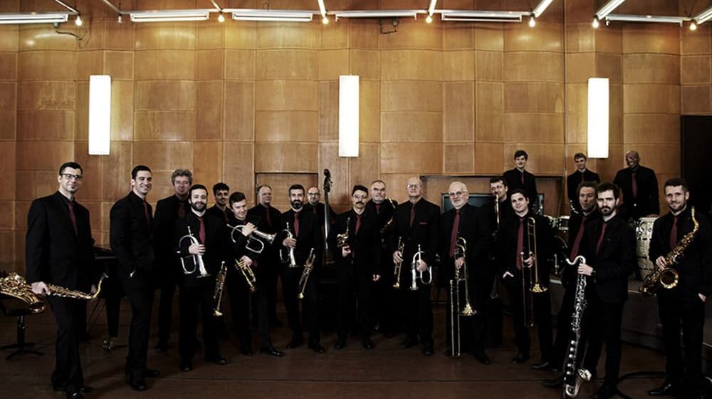 Obrušio se plafon tokom koncerta Big benda: Muzičari nastavili kao da se ništa nije dogodilo 1 Obrušio se plafon tokom koncerta Big benda: Muzičari nastavili kao da se ništa nije dogodilo 1