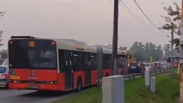 Gužva na Zrenjaninskom putu: Vozila se usporeno kreću, deo građana se uputio peške 1