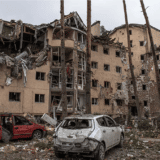 Rusi raketom pogodili stambenu zgradu u Harkovu, najmanje jedna osoba je poginula (VIDEO) 11